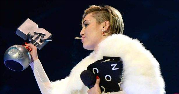 Miley Cyrus fume un joint