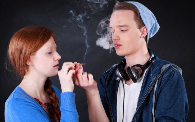 Eleves fumant un joint