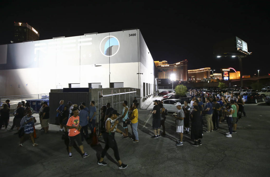 Des consommateurs qui attendent d'entrer dans un dispensaire à Las Vegas