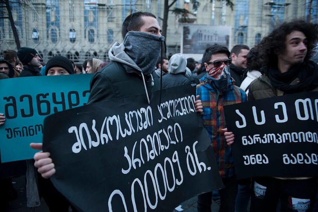 Des manifestants du White Noise movement dans les rues de Géorgie