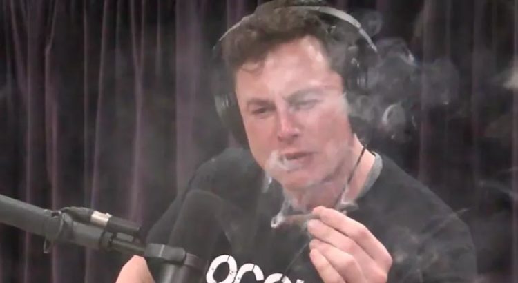 Elon Musk fume de la weed