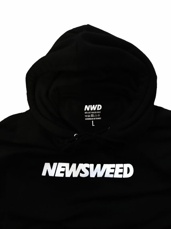 Détail du hoodie Newsweed