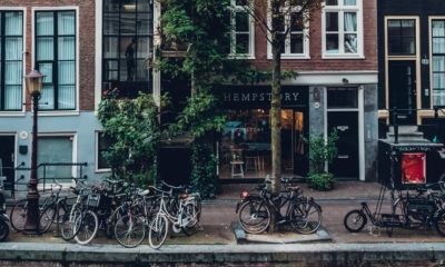 Touristes et coffeeshops à Amsterdam