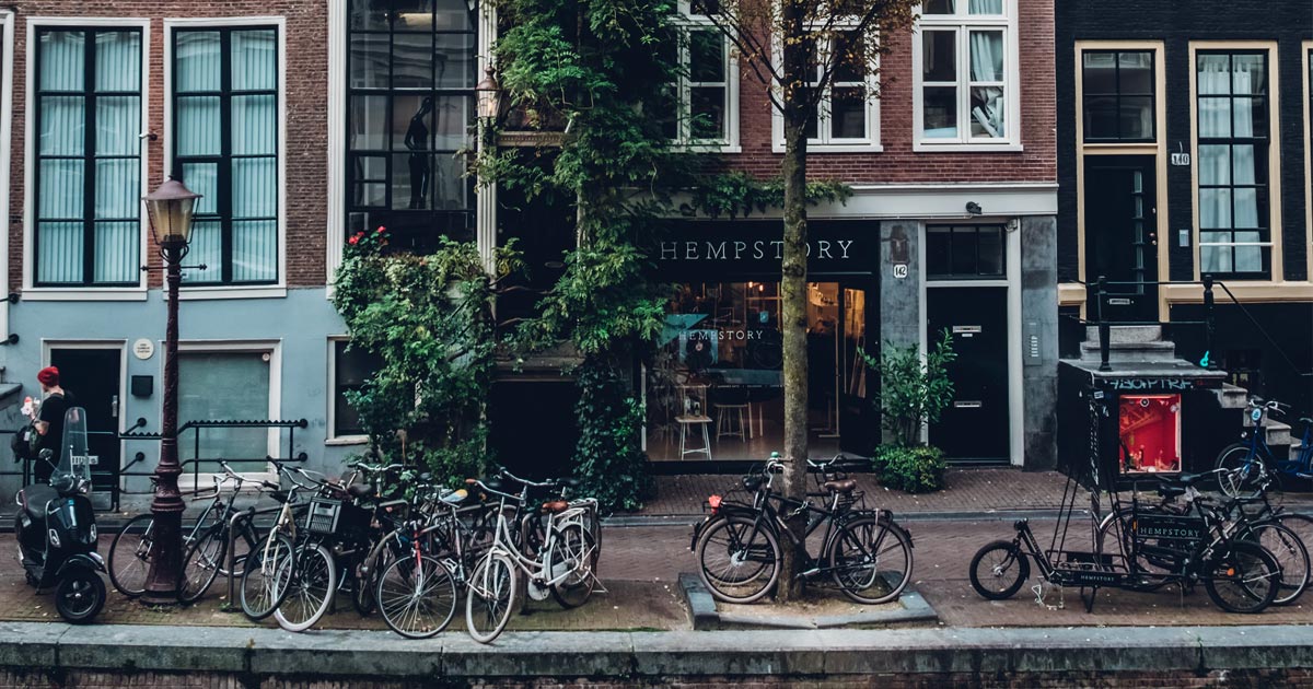 Touristes et coffeeshops à Amsterdam