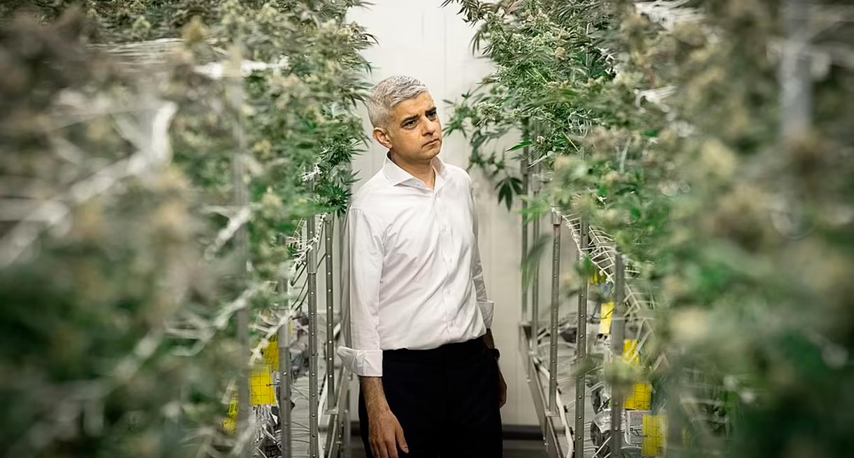 Sadiq Khan visite un dispensaire