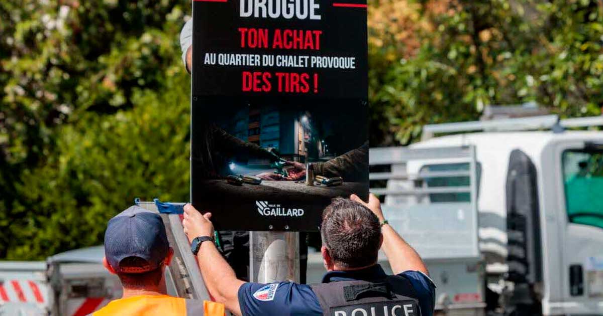Une affiche pour lutter contre le trafic de drogue au Chalet